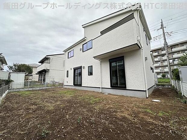 【現地外観写真】閑静な住宅地で子育て家族にピッタリ。毎日のお散歩も快適な緑に恵まれたエリアで、自然に包まれた穏やかな暮らしを実現するための、ゆとりある住環境が整っています。緑の潤いを感じながらホッと生活できそう。