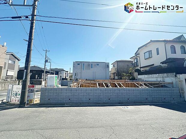 【前面道路含む現地写真】◆平日・お仕事帰りなど、いつでもご案内させていただきます!デザイン・目に見える設備面も大切ですが、耐震構造で地震に強い家の為、次代へ繋ぐ強固な住宅です。