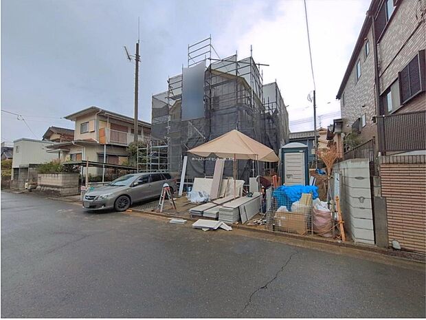 【現地外観写真】当日のご見学予約も承ります。同じものは2つとない「夢のマイホーム」との出会いが待っているかもしれません。
実際の広さや日当たりなど、お客様ご自身でぜひご確認ください。