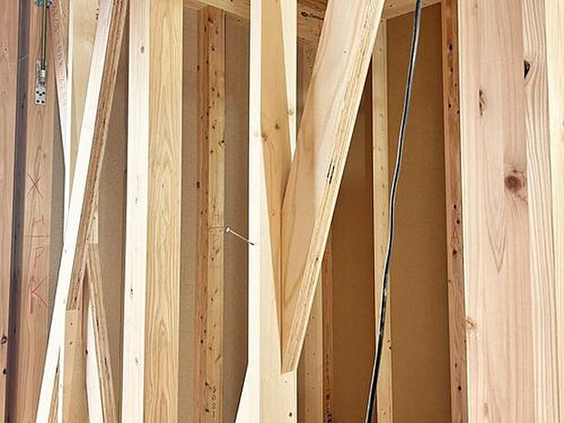 【横からの力に耐える「筋交い」】柱と柱の対角線に取り付けられるもので、片方向の片筋交い、両方向のたすき筋交いがある。在来工法では、必要箇所に筋交い耐力壁を配置し補強します。