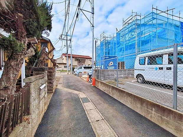 【前面道路含む現地写真】毎日のお散歩も快適な緑に恵まれた閑静な住宅地は、伸び伸びスローライフを叶えてくれます。自然豊富な季節の移ろいを身近に感じられる環境で子育てすれば、お子様もきっと素直に成長してくれるはずです！