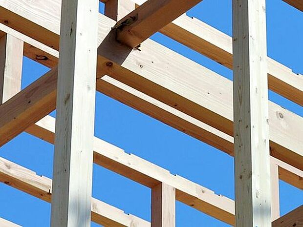 【日本の気候風土に適した「木造軸組工法」】柱、梁などの「軸組み」で構造体を作り上げています。　接合部には、金物・筋かいなどで補強を行いより強度を高め、木材はプレカットにより品質のバラツキを防ぎ、安定した品質を保っています。
