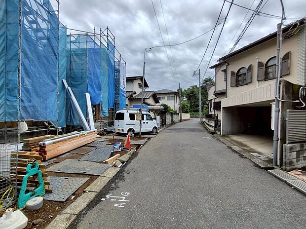 【現地外観写真】閑静な住宅地で子育て家族にピッタリ。毎日のお散歩も快適な緑に恵まれたエリアで、自然に包まれた穏やかな暮らしを実現するための、ゆとりある住環境が整っています。緑の潤いを感じながらホッと生活できそう。