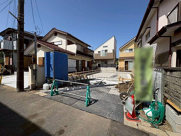 【現地外観写真】美しい緑と良好な住環境が守られてきたこの街に、新築戸建てが誕生致しました。穏やかな空気の流れる落ち着いた住環境です。ぜひ、現地へ足をお運びいただき実際の環境・陽当たりをご確認下さいませ♪