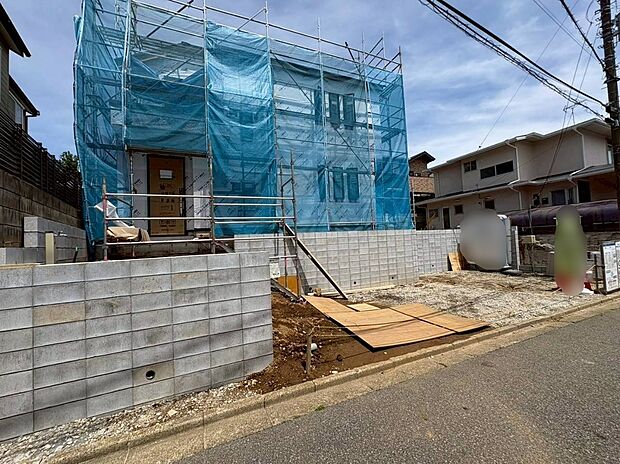 【現地外観写真】物件の陽当りや通風・仕様設備やお部屋の大きさの比較、近隣・周辺環境や街並みなど、資料には掲載していない情報が現地にはたくさんあります。　是非一度、現地をご確認ください♪