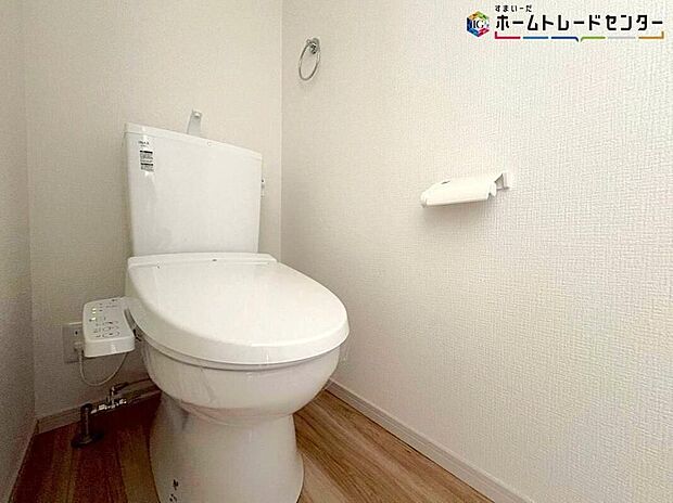 【トイレ】清潔感のあるスタイリッシュなシャワートイレ。トイレは家族が毎日使うプライベートな空間です。清潔であることはもちろん、使いやすく居心地のいいトイレにすることで快適に過ごすことができますね♪