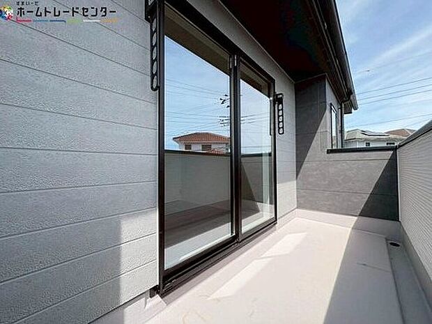 【バルコニー】明るい光が差しこむ陽だまりの空間。南西に大きく面したバルコニーでお洗濯も干せばあっという間に乾きそうで家事もスムーズにこなせますね！乾いたお洗濯物からは太陽の匂いが感じられる心地よさ。