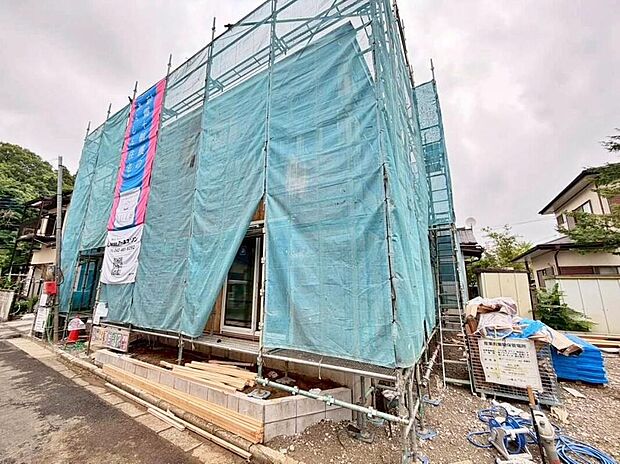 【現地外観写真】第一種低層住居専用地域の良好な住環境が保たれたエリア。低層の一戸建てを中心とした街並みが整然と続き、周辺は高い建物が建っていないので、採光や開放性に恵まれ、空が広く緑の多い閑静な趣を感じる環境です。