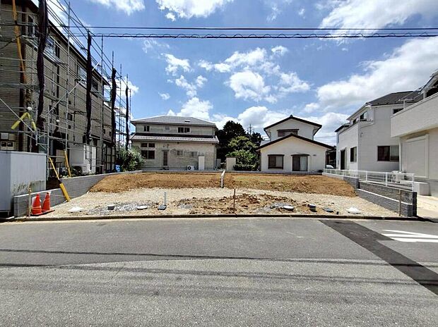 【前面道路含む現地写真】※現地造成中(2026年7月)
良好な住環境が守られてきたこの街に、新築戸建てが誕生します。穏やかな空気の流れる落ち着いた住環境です。ぜひ、現地へ足をお運びいただき実際の環境・陽当たりをご確認下さい