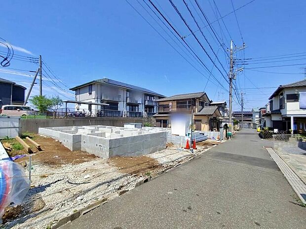 【前面道路含む現地写真】落ち着いた住宅街に位置し、前面道路は交通量が比較的少なく穏やかな住環境。敷地には駐車スペースを2台分確保しており、ご夫婦それぞれで車を所有するご家庭にも便利な住まいです。