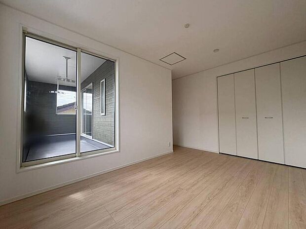 【リビング以外の居室】お子様やご家族の人数により一人一部屋が叶う空間になります。戸建ては各部屋のプライバシーを十分に保つ事が可能です。またゲストルームとしてや在宅ワークのスペースとしてお部屋が多いと便利です。