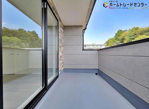 【バルコニー】明るい光が差しこむ陽だまりの空間。南東に大きく面したバルコニーでお洗濯も干せばあっという間に乾きそうで家事もスムーズにこなせますね!乾いたお洗濯物からは太陽の匂いが感じられる心地よさ。