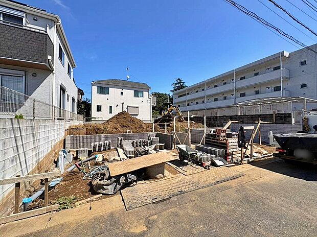 【現地写真】※現地造成中(2026年9月)
閑静な住宅地で子育て家族にピッタリ。毎日のお散歩も快適な緑に恵まれたエリアで、自然に包まれた穏やかな暮らしを実現するための、ゆとりある住環境が整っています。