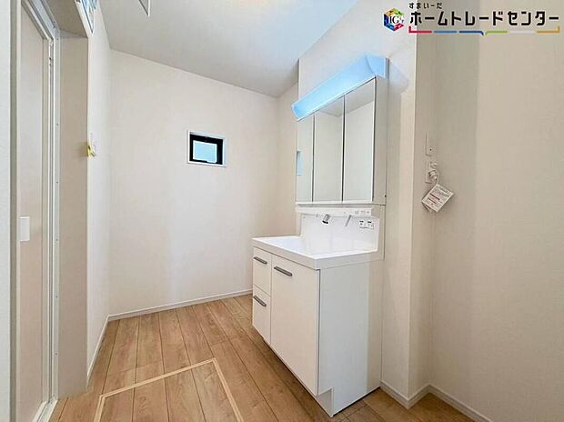 【洗面台・洗面所】ゆとりの洗面スペースで朝の身支度も快適スムーズに。3面鏡で髪のセットやお化粧もストレスなくこなせ、朝から気分良く通勤通学に向かえそうですね!鏡の裏にはたっぷりと収納スペースを標準装備!