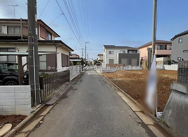 【前面道路含む現地写真】一戸建ての大きなメリットは、「自分の土地」を自由に使えること。好きなペットが飼えるほか、ガーデニングやＤＩＹ、車やバイクの手入れなど様々な趣味を楽しめます！。【現地2026年9月撮影】