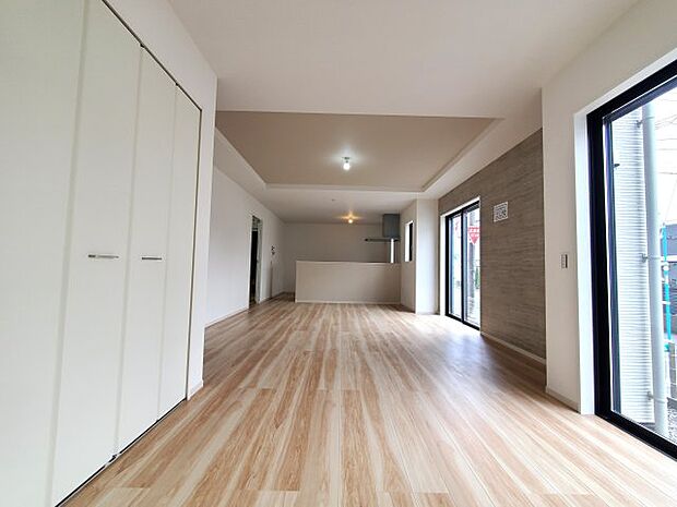 広いリビングは家族が自然と集まる居心地の良い空間