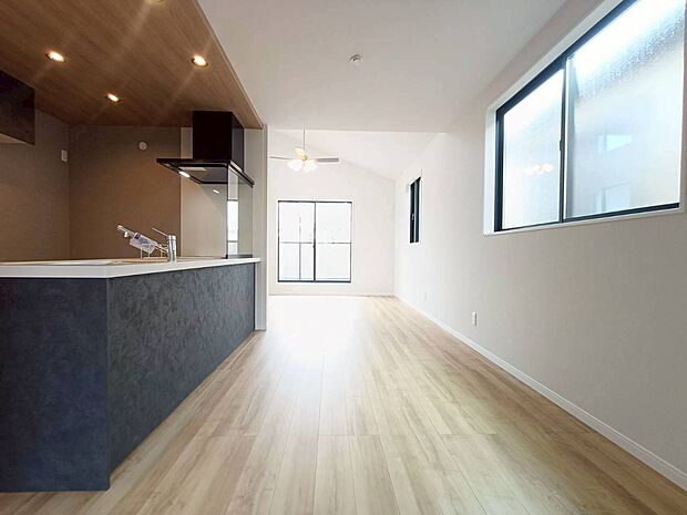 広いリビングは家族が自然と集まる居心地の良い空間