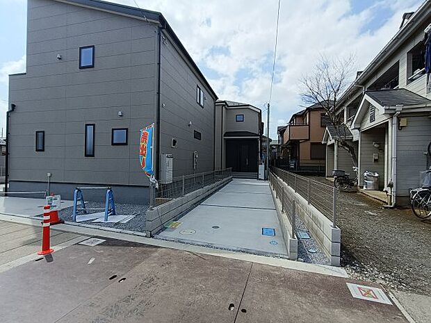 前面道路含む現地写真です