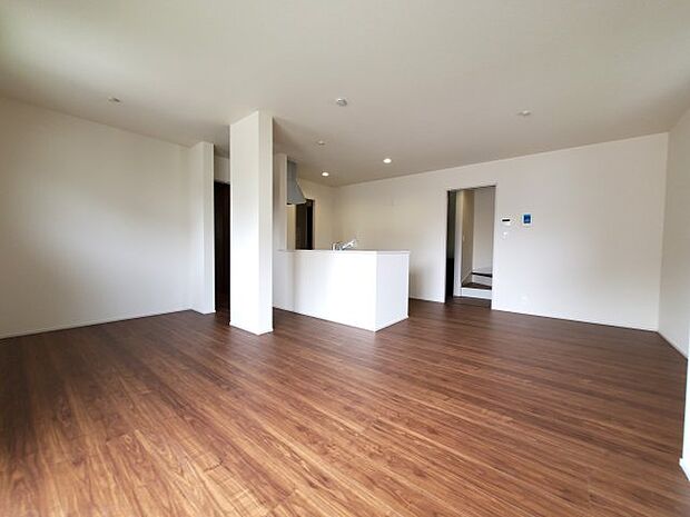 広々としたリビングは友人が集まっても楽しめる広さです