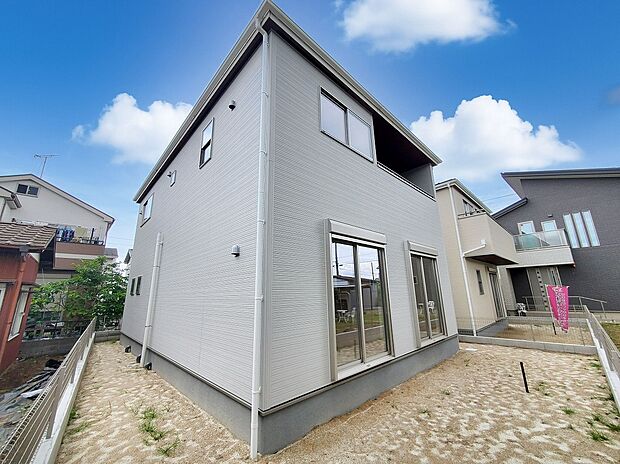 洗練されたスクエア型のフォルムが印象的な新築戸建。採光やプライバシーに配慮されたお洒落な窓の配置など、細部のディテールまでこだわりを感じる外観です。