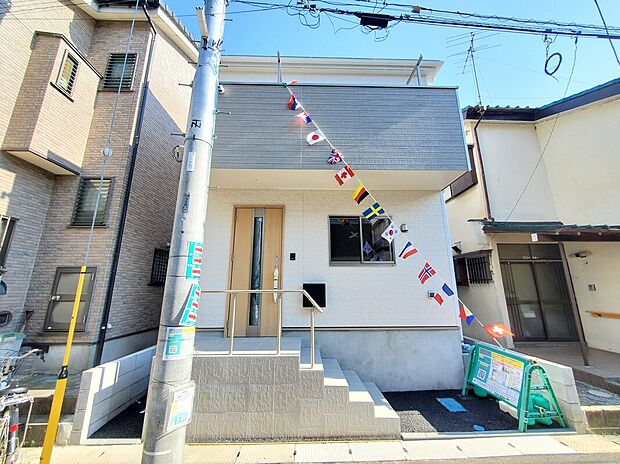 白を基調にダークカラーを合わせた落ち着きある外観。玄関まわりもすっきりしており、明るい陽射しを感じられる新築戸建です。完成済のため現地で雰囲気を確認できます。