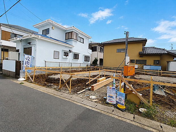 外観です 完成に向けて順調に建築が進んでいます。新築ならではの設備や間取りを備えた住まいで、新生活への期待が膨らみます。