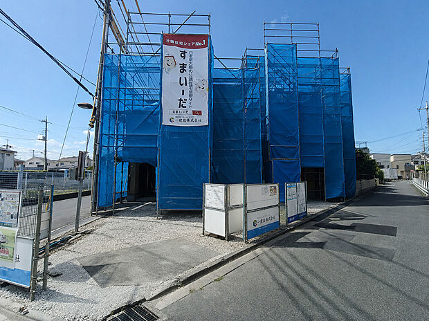 現在、完成に向けて工事が進んでいる新築戸建です。少しずつ形になっていく住まいを見ながら、これから始まる新生活を思い描いていただけます。