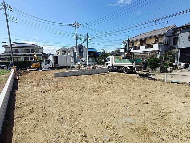 完成に向けて順調に建築が進んでいます。新築ならではの設備や間取りを備えた住まいで、新生活への期待が膨らみます。