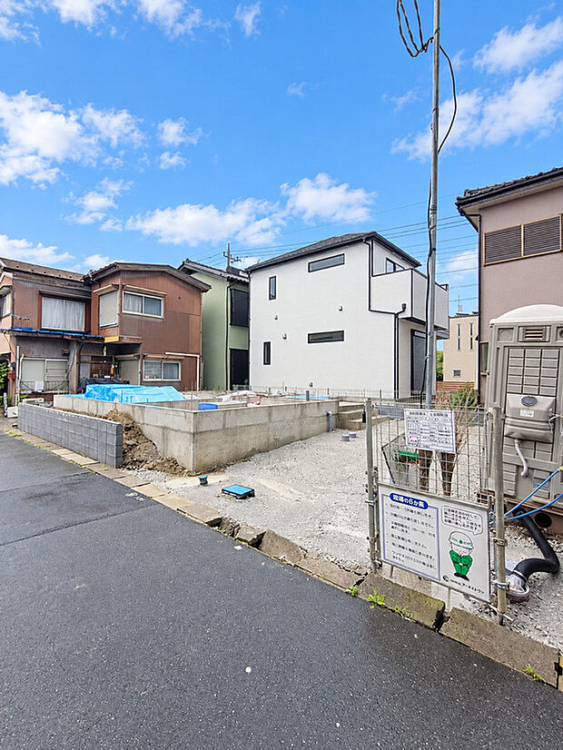 前面道路含む現地写真です 現在は建築途中ですが、完成後には明るく心地よい住空間が広がる予定です。新しい住まいでの暮らしを想像しながら、ぜひご検討ください。