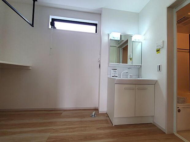 【洗面】鏡の後ろに収納スペースがあります、散らかりやすい洗面スペースをすっきりさせる事が出来ます