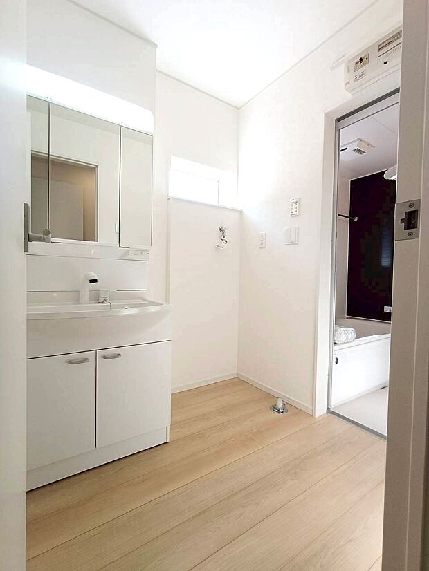 【洗面】収納もあり、スッキリと見映えの良い空間になっています