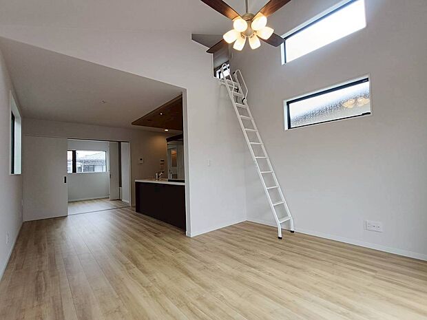 【居間・リビング】溢れる光をたっぷり取り込んだリビングダイニング。