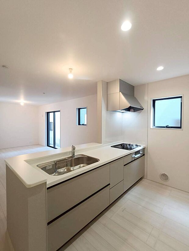 【キッチン】キッチンからリビングが見渡せるので、お子様を安心して遊ばせながら家事ができますね