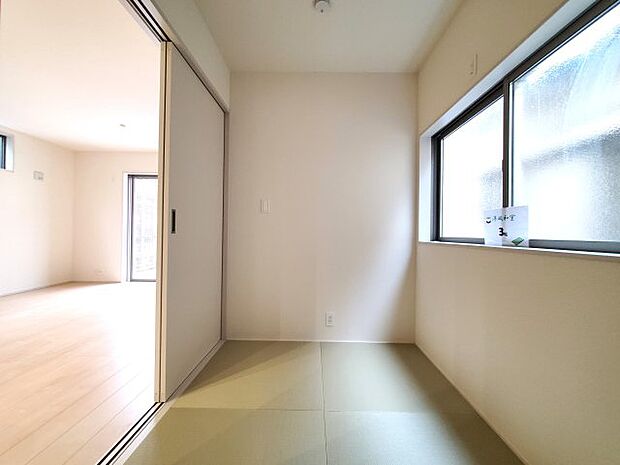 【和室】柔らかい畳の敷かれた和室は、お子様とゆっくりくつろげるお昼寝スペース