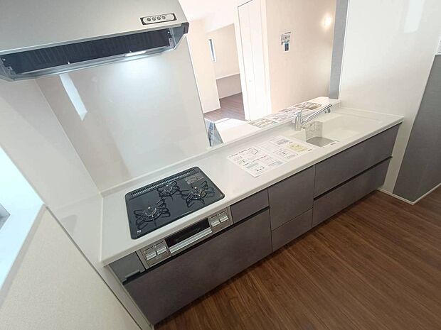 【キッチン】キッチンスペースも広く、ご夫婦二人でキッチンに立っても問題ありませんよ