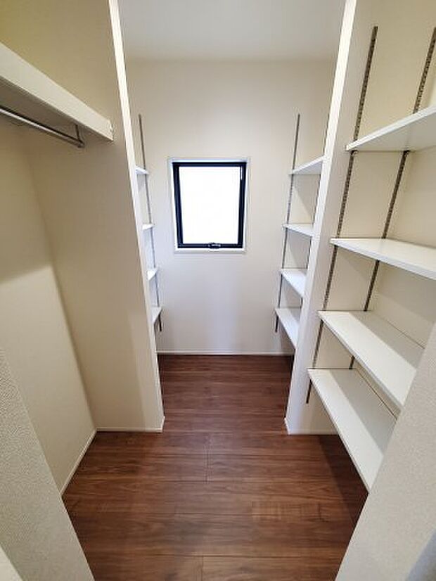 【収納】広いパントリーがあれば、買い溜めした食材、増えた調理器具なども、たっぷり収納していただけます