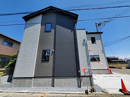 西側から撮影した外観