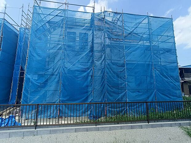 【外観】建築中の今だからこそ完成までの過程をご確認いただけます。理想の新生活を思い描きながら、完成を楽しみにお待ちください。