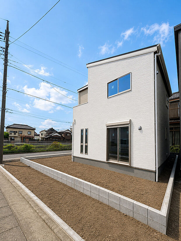 【外観】小学校徒歩約3分、中学校徒歩約8分でお子様の通学も安心。スーパーや公園も身近に揃い、子育て世帯に嬉しい住環境。収納豊富な間取りで毎日の暮らしも快適です。