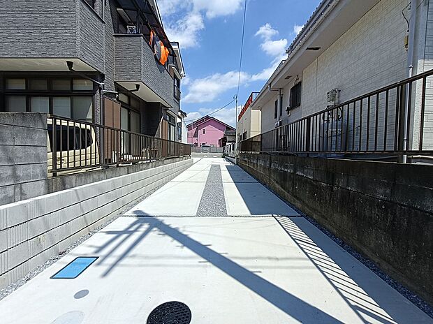 【駐車場】掲載写真は施工例です。実際の建物のご内覧はもちろん、資金計画やライフプランに寄り添ったご提案もいたします。住まい探しの不安や疑問もお気軽にご相談ください。