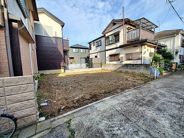 【外観】完成に向けて順調に建築が進んでいます。新築ならではの設備や間取りを備えた住まいで、新生活への期待が膨らみます。