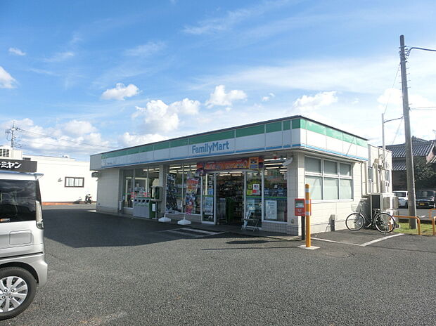 ファミリーマート三郷戸ヶ崎店(約285m)