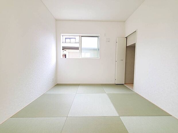 【和室】柔らかい畳の敷かれた和室は、お子様とゆっくりくつろげるお昼寝スペース