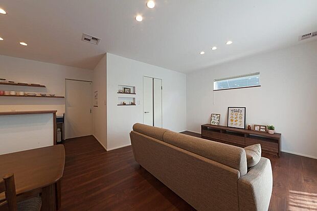 【リビング】リビングはソファーやTVボードを置いても余裕のある広さがあります。大きな窓から光が入り明るく、落ち着いたインテリアでさらにホッと一息つける空間です。