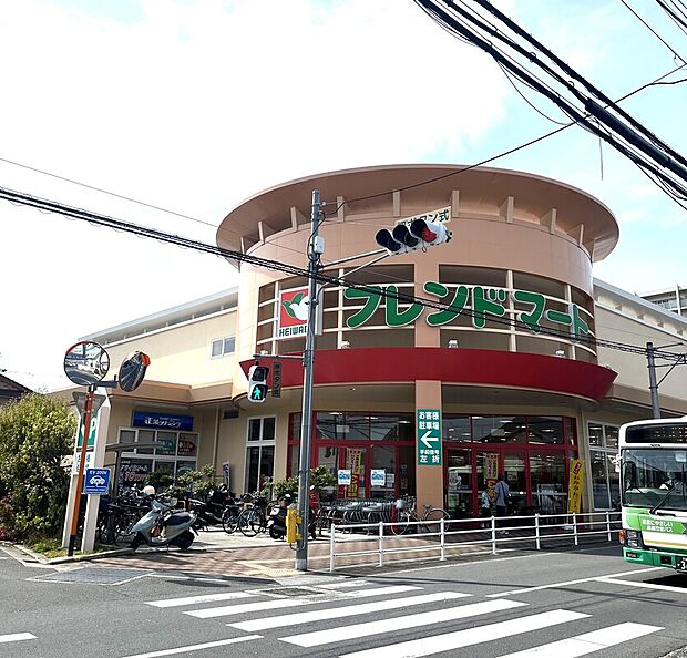 フレンドマートまで徒歩10分、自転車で6分です。
日常の食料品などのお買い物に…
歯医者さんや学習塾も離接しています。