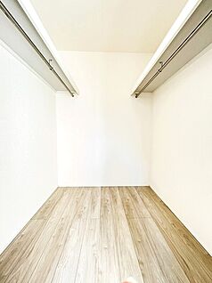 主寝室のウォークインクローゼット