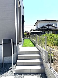 2号棟外観（6）アプローチ部分