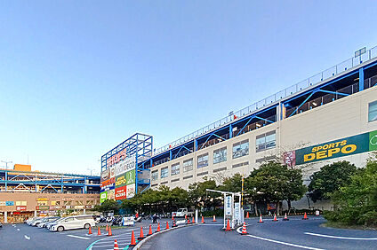 SHOPS（現地より徒歩14分） 約1120m