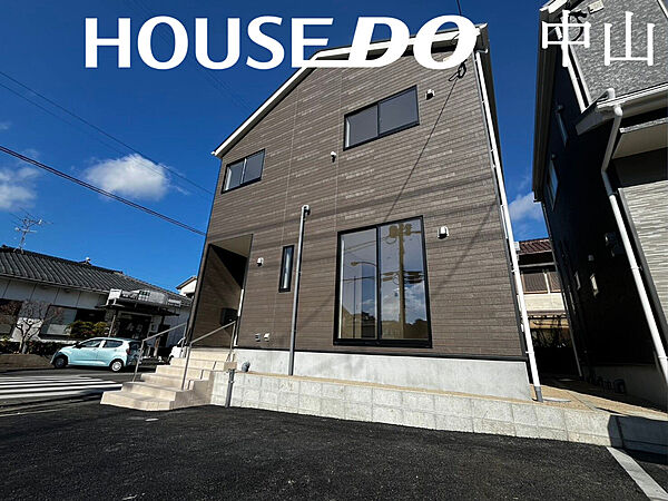 ＼堂々とした佇まいの新築戸建／
洗練された外観デザインが街並みに映える一邸。住まうご家族の誇りとなる、美しさと安心感を兼ね備えた住まいです。