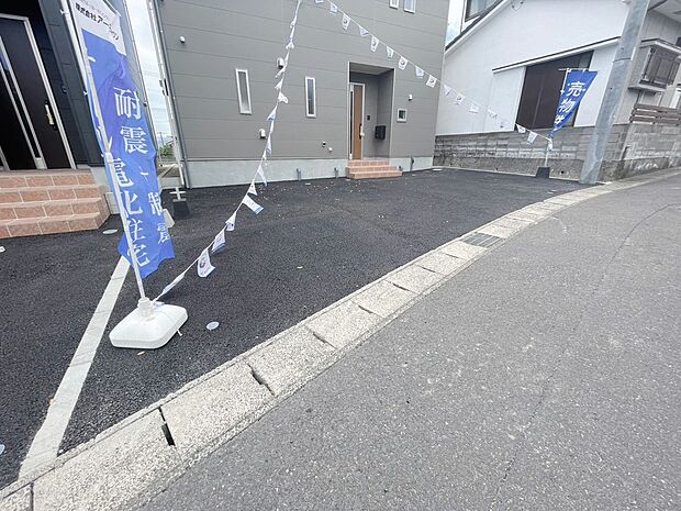 \ゆとりの駐車スペース3台分/
ご家族それぞれの車はもちろん、来客時も安心の広さ。日々の通勤やお出かけもスムーズな、使い勝手の良い駐車場です。